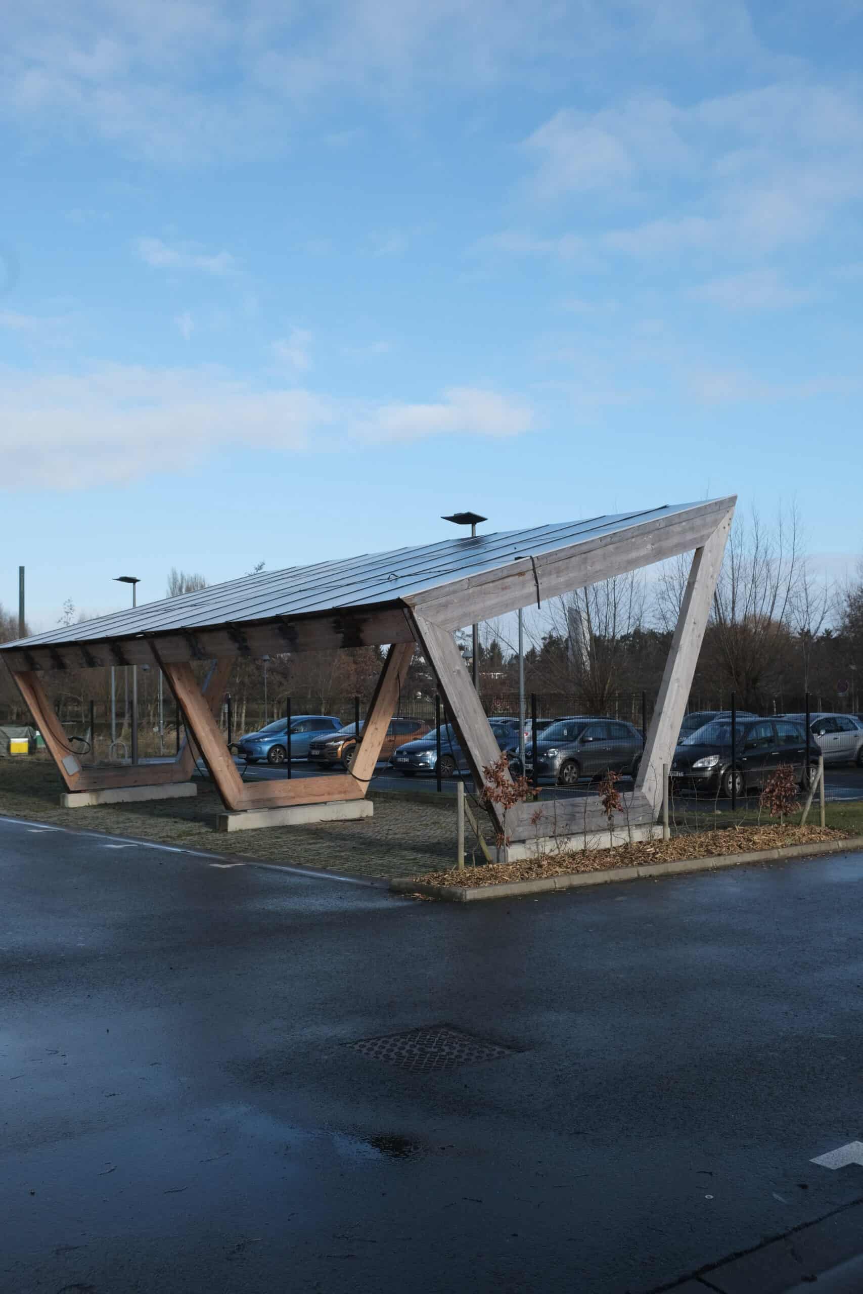 Tettoia Fotovoltaica: Una Guida Completa ai Benefici, Costi e Applicazioni