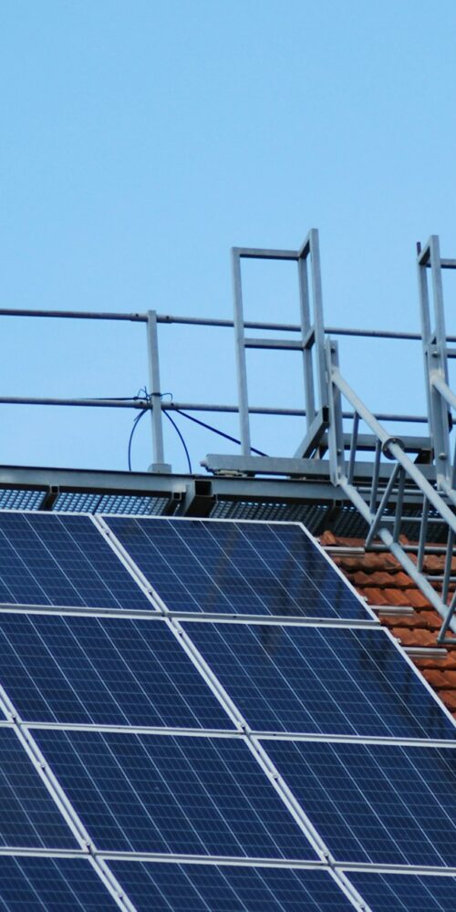 Diversi pannelli fotovoltaici sul tetto di una casa.